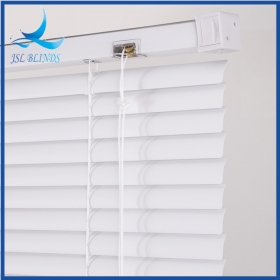 Tirai Venesia PVC putih